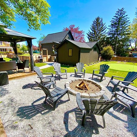 Stylish Downtown Kingsville Getaway With Putting Green, Firepit & Games Exteriör bild