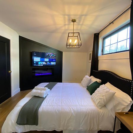 Stylish Downtown Kingsville Getaway With Putting Green, Firepit & Games Exteriör bild