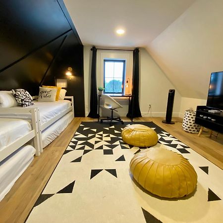 Stylish Downtown Kingsville Getaway With Putting Green, Firepit & Games Exteriör bild