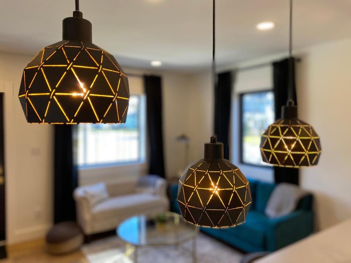 Stylish Downtown Kingsville Getaway With Putting Green, Firepit & Games Exteriör bild