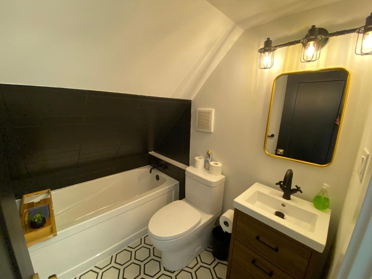Stylish Downtown Kingsville Getaway With Putting Green, Firepit & Games Exteriör bild