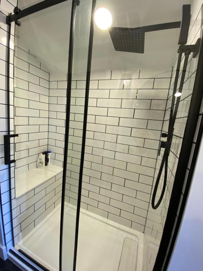 Stylish Downtown Kingsville Getaway With Putting Green, Firepit & Games Exteriör bild