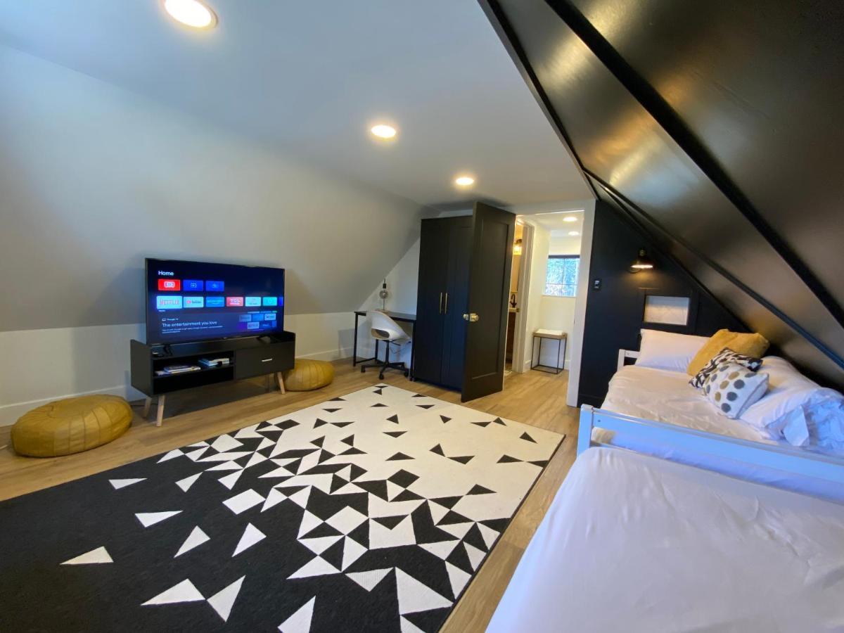 Stylish Downtown Kingsville Getaway With Putting Green, Firepit & Games Exteriör bild
