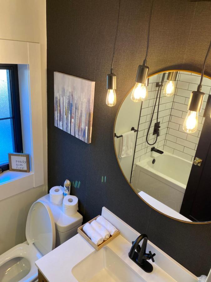 Stylish Downtown Kingsville Getaway With Putting Green, Firepit & Games Exteriör bild