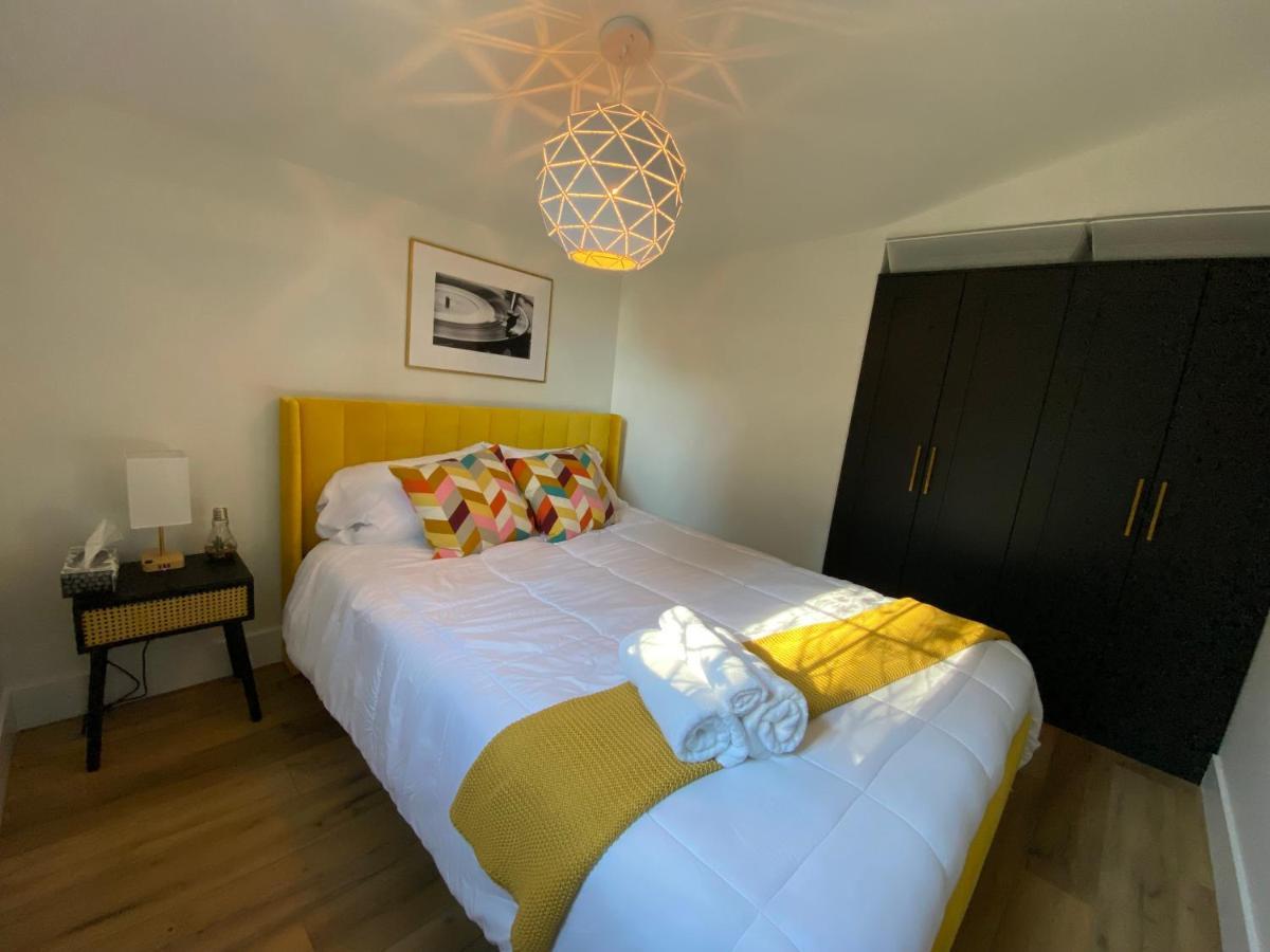 Stylish Downtown Kingsville Getaway With Putting Green, Firepit & Games Exteriör bild