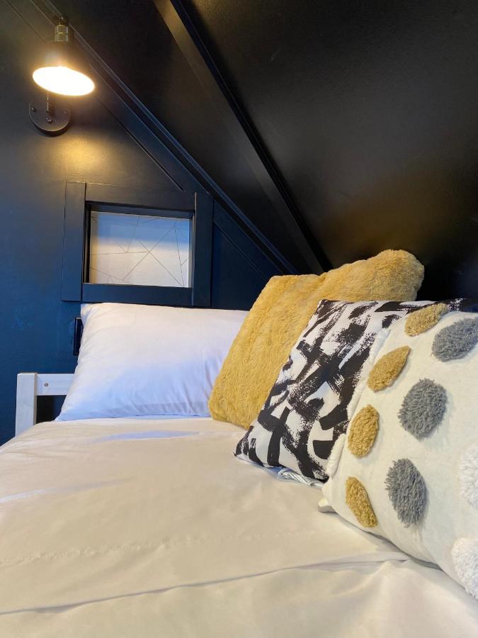Stylish Downtown Kingsville Getaway With Putting Green, Firepit & Games Exteriör bild