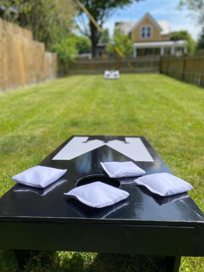 Stylish Downtown Kingsville Getaway With Putting Green, Firepit & Games Exteriör bild