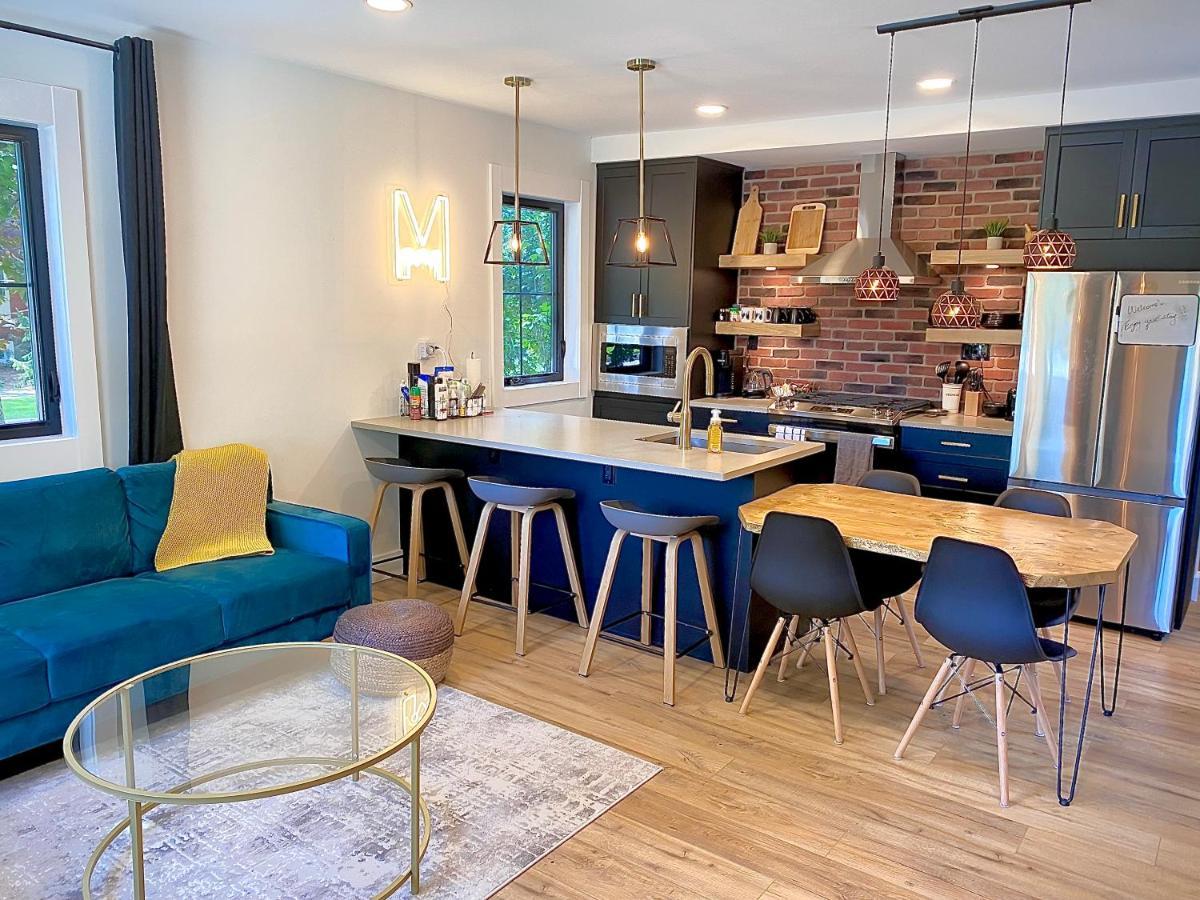 Stylish Downtown Kingsville Getaway With Putting Green, Firepit & Games Exteriör bild