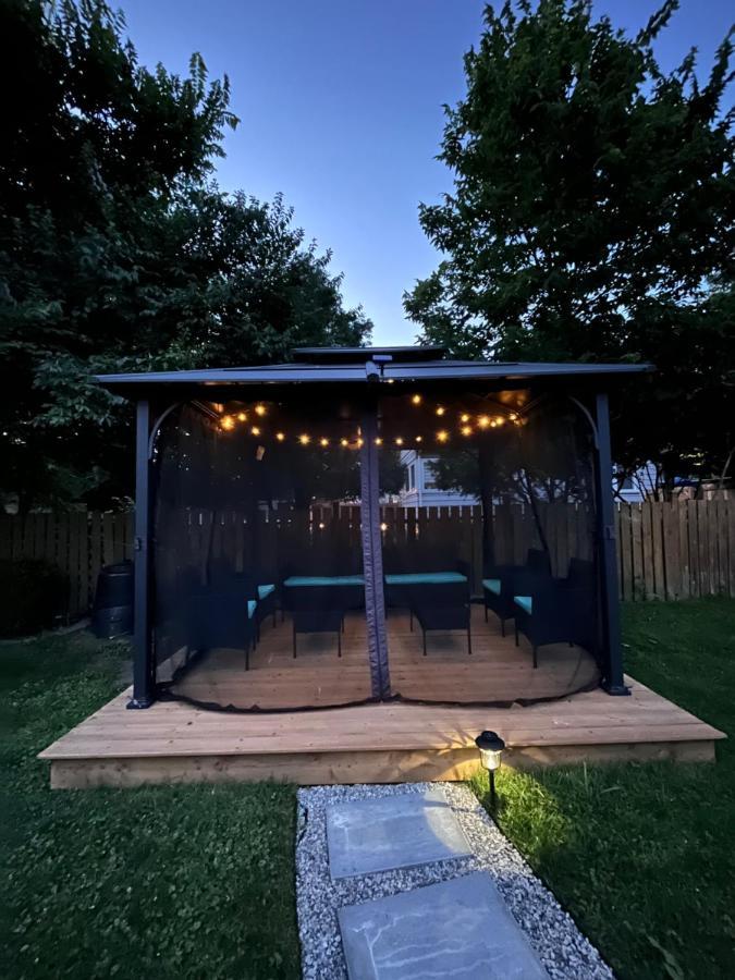 Stylish Downtown Kingsville Getaway With Putting Green, Firepit & Games Exteriör bild