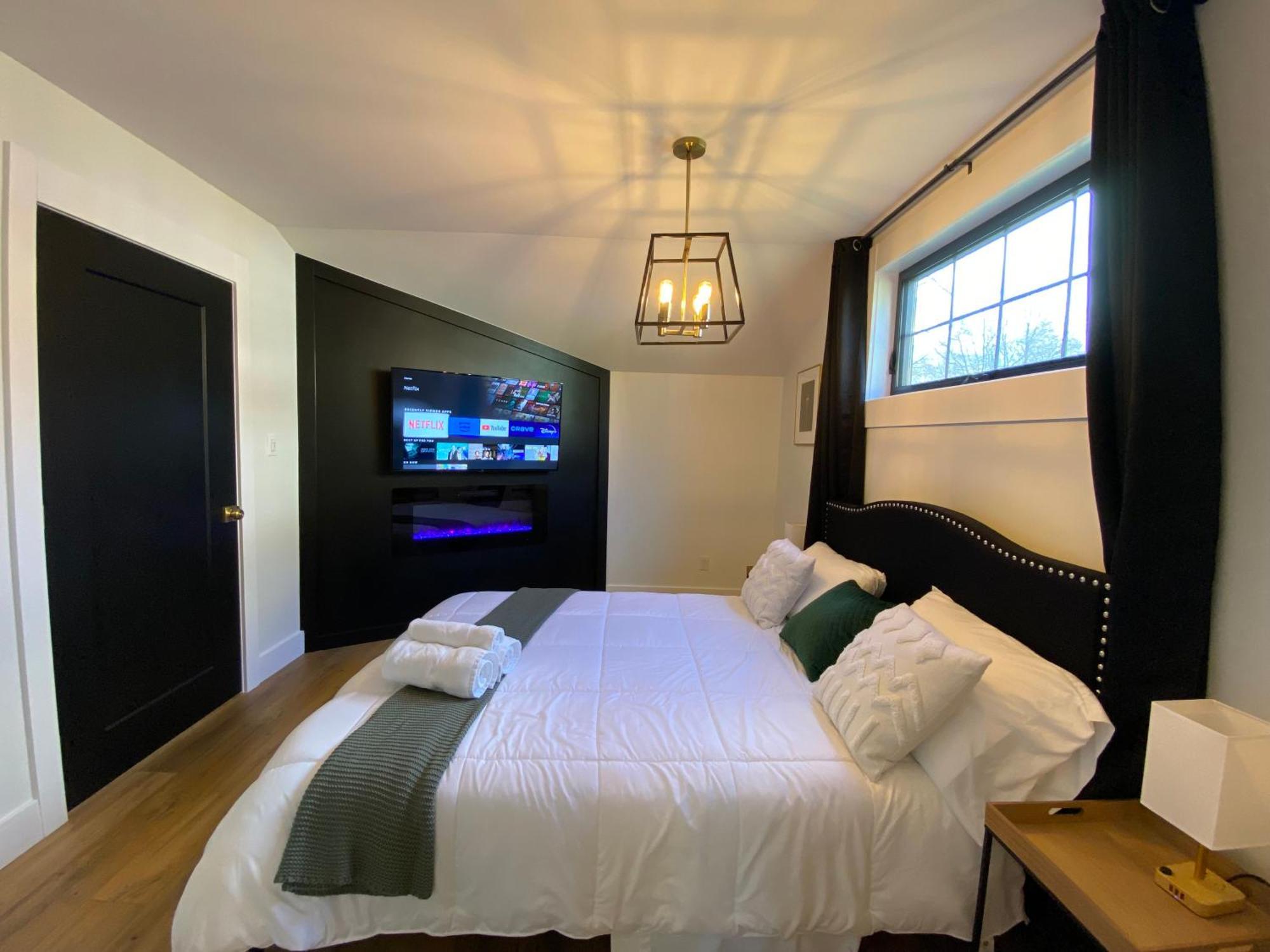Stylish Downtown Kingsville Getaway With Putting Green, Firepit & Games Exteriör bild