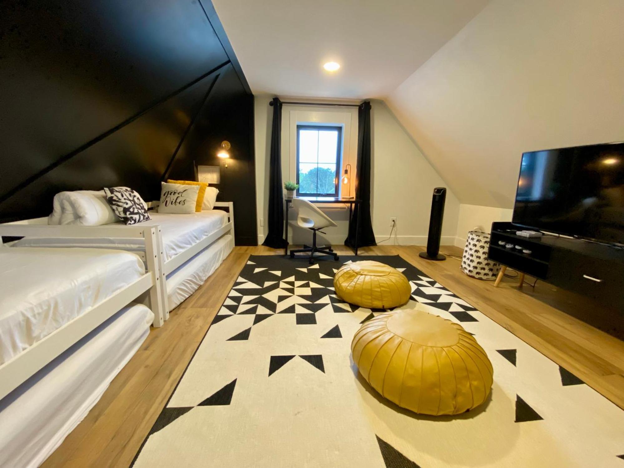 Stylish Downtown Kingsville Getaway With Putting Green, Firepit & Games Exteriör bild