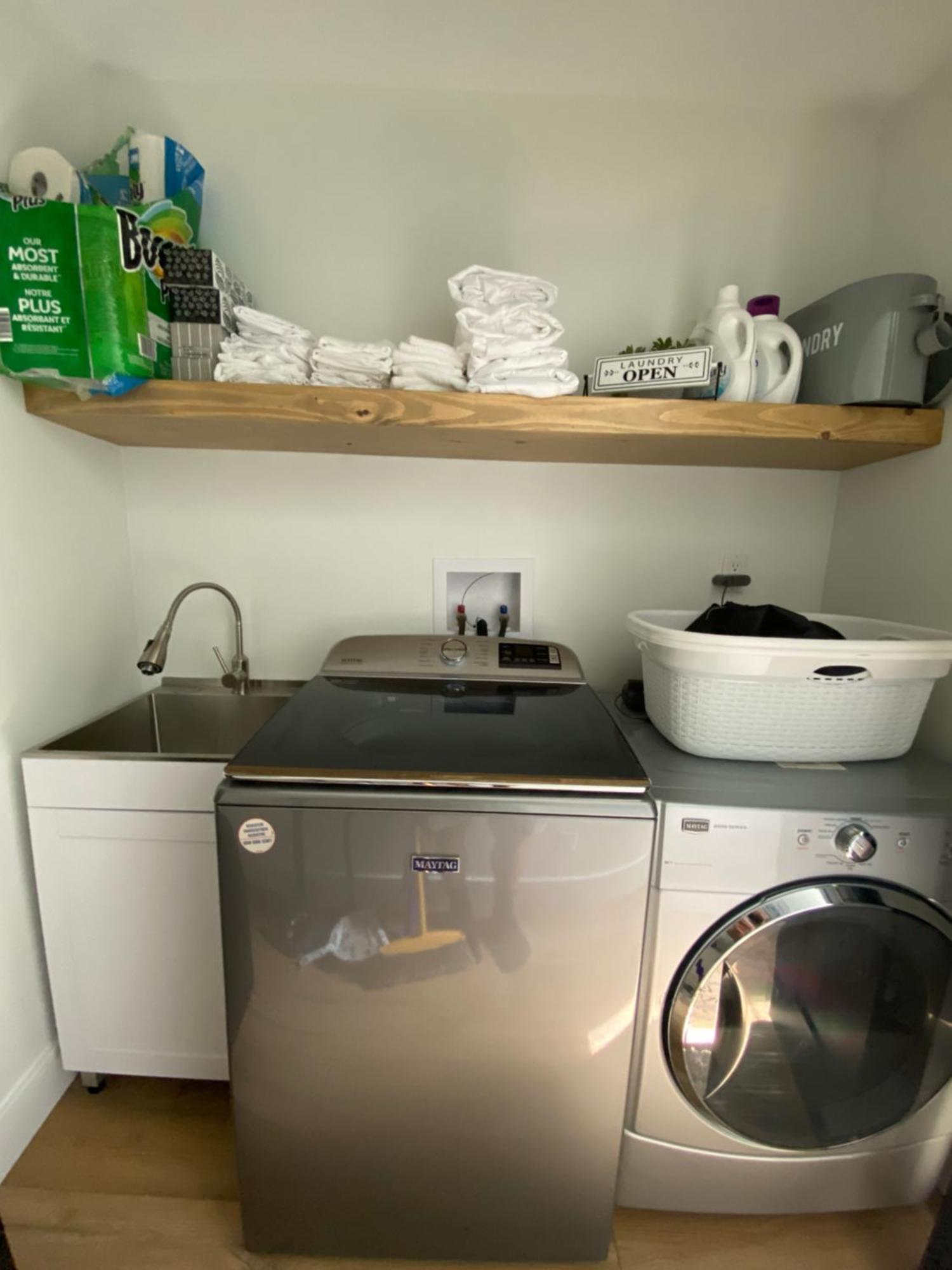 Stylish Downtown Kingsville Getaway With Putting Green, Firepit & Games Exteriör bild