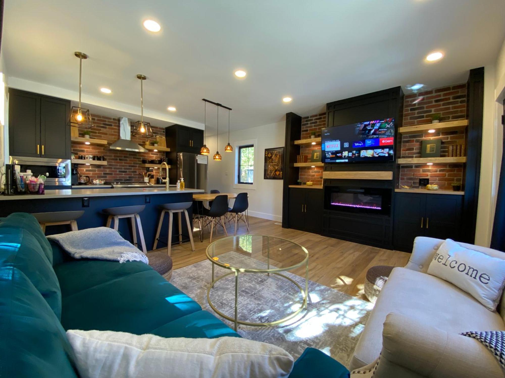 Stylish Downtown Kingsville Getaway With Putting Green, Firepit & Games Exteriör bild