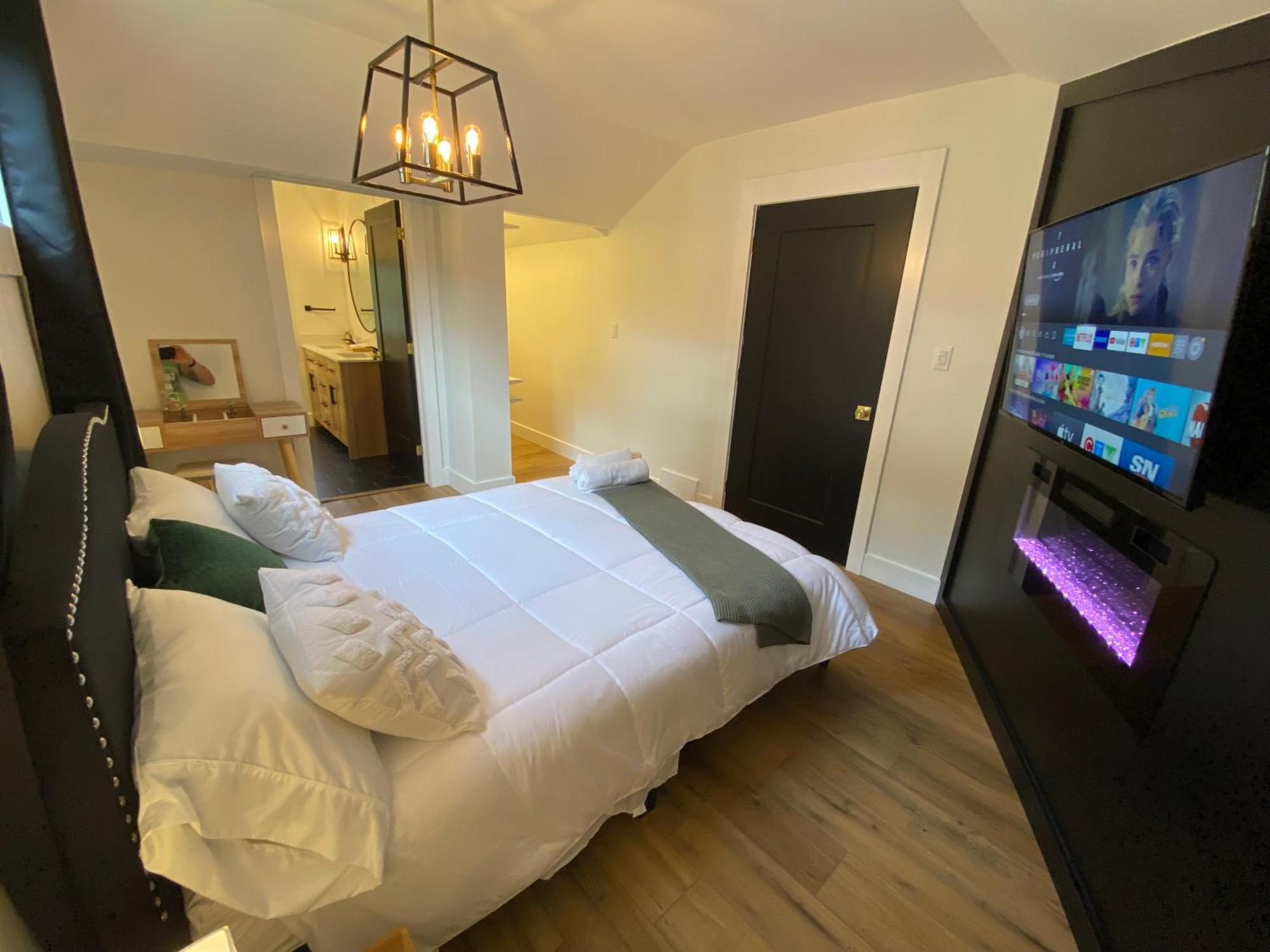 Stylish Downtown Kingsville Getaway With Putting Green, Firepit & Games Exteriör bild